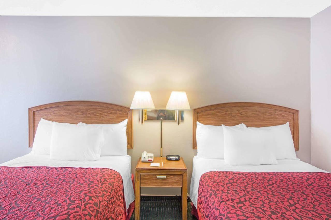 Days Inn By Wyndham Wilmington / University Extérieur photo